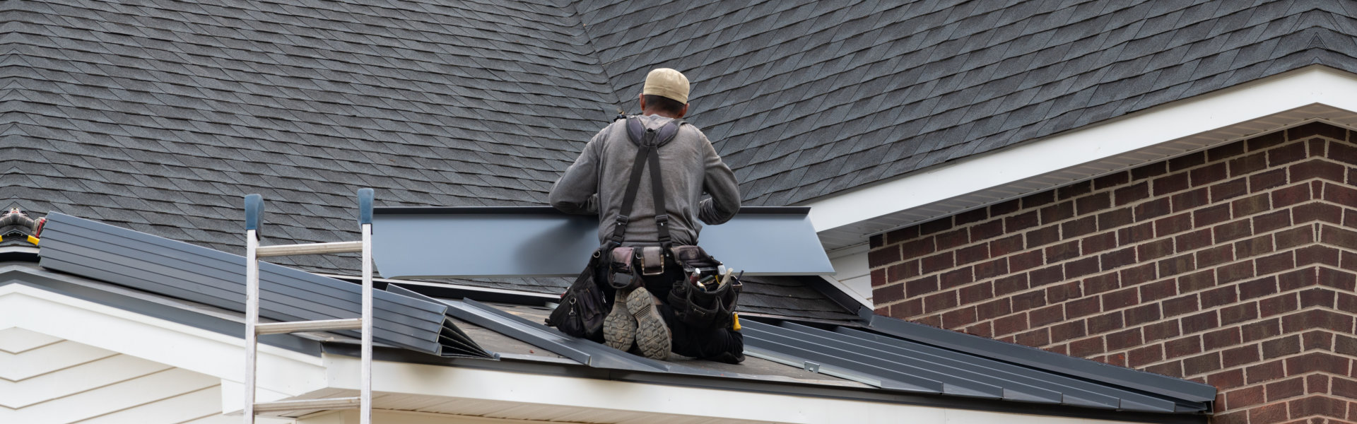 worker working in roof installing