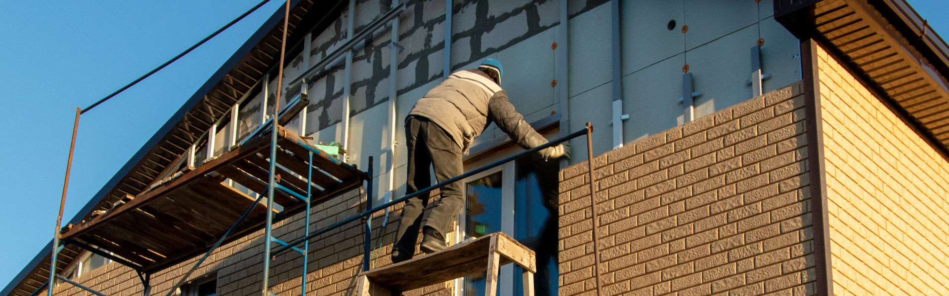 Installation of siding on the walls of the house